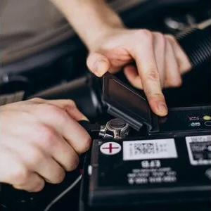 Что такое электролит? 1 repair man making car service 40