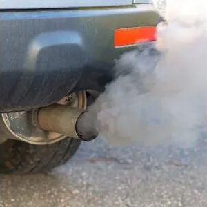 Почему дымит машина? Причины и неисправности 1 smoking engine blog 400x300 1