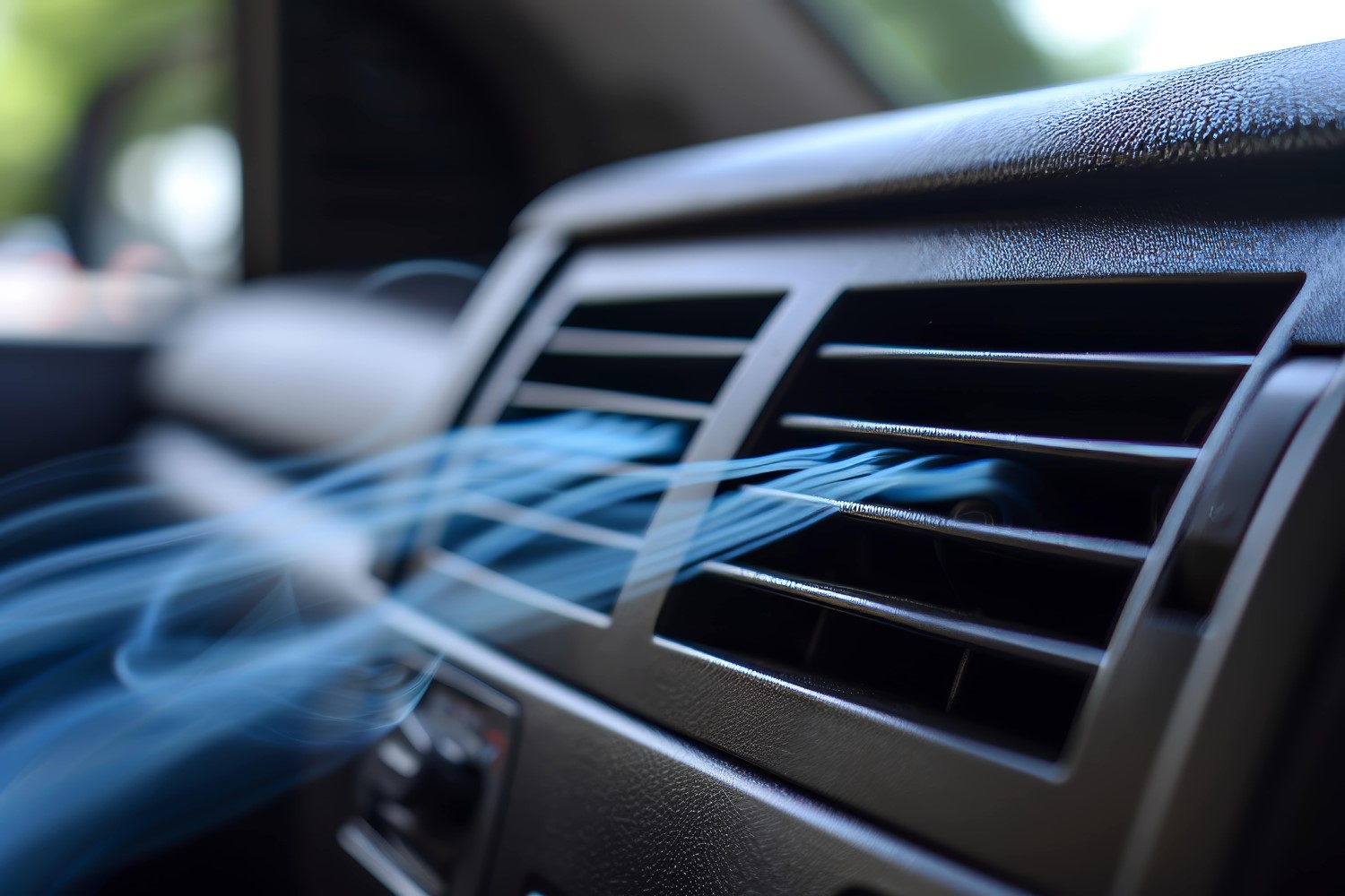 Как пользоваться климат-контролем: простое руководство 4 blizkii vzglad na ventilaciu kondicionera avtomobila izlucausuu gladkie golubye potoki vozduha iz cernyh plastikovyh ventilacionnyh otverstii min