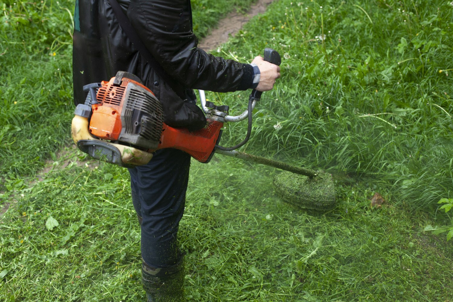 Как правильно разбавить масло и бензин для триммера? 3 mows grass with hand held lawn mower